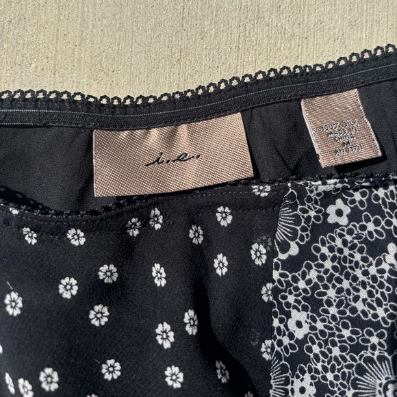 i.e. Black and White Floral Skirt Size M - Picture 2 of 3